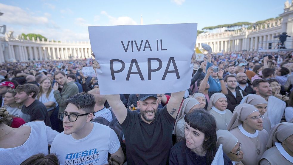 Zahlreiche Menschen rufen „Viva il Papa!“ Foto: Andrew Medichini/AP/dpa