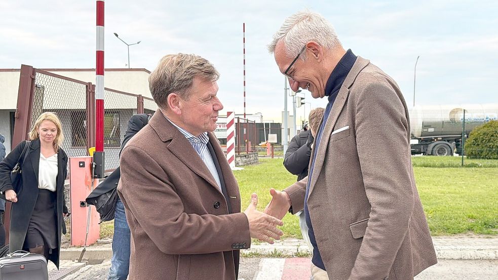 Der neue Außenminister Wadephul (l.) wurde an der Grenze vom deutschen Botschafter in der Ukraine, Martin Jäger, begrüßt. Foto: Jörg Blank/dpa