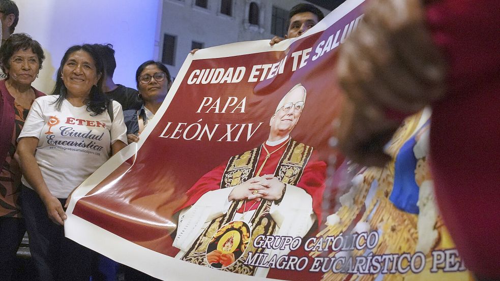 Wenige Stunden nach seiner Wahl gibt es bereits erste Banner, die den neuen Papst ehren. Foto: dpa/AP/Guadalupe Pardo