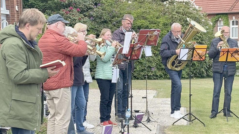 Pastor Thomas Bruns (links) hielt während der Gedenkveranstaltung auch eine Andacht. Der Posaunenchor eröffnete mit dem Lied „Gib Frieden, Herr, gib Frieden“ die besondere Friedensandacht. Foto: Carsten Ammermann