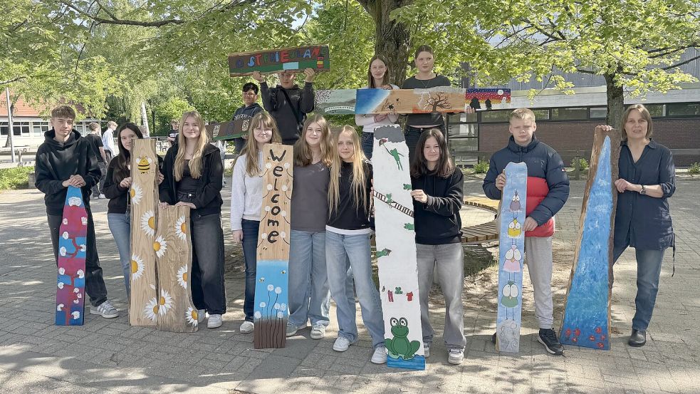 Die Projektgruppe „WIR“ des Schulzentrums Collhusen mit ihrer Lehrerin Monika Berents (rechts) haben Steelen und Willkommensschilder zum Schulfest vorbereitet. Foto: Schulzentrum Collhusen