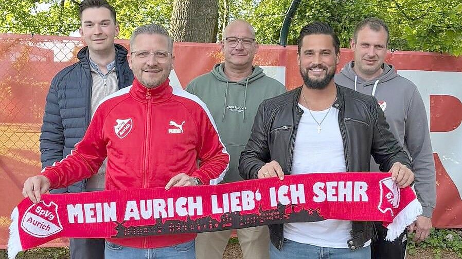 Die Fußball-Führungsebene bei der SpVg Aurich ist komplett (von links): Joon Saadhoff, Steffen Reifschneider (beide Sportliche Leitung), Ralf Dreiling (Vorsitzender), Daniel Franziskus (neuer Trainer) und Stefan Wilts (Geschäftsführer). Foto: SpVg Aurich