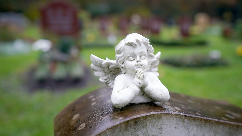 Ein Friedhof muss nicht immer einer trauriger Ort sein – das zeigen die Macher der Serie „Drunter und Drüber“. Foto: dpa /Marcus Brandt