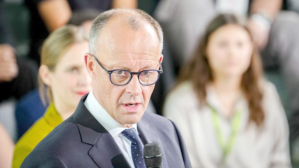 Opfer von Fake News: Eine Webseite verbreitet Falschinformationen unter dem Namen von Bundeskanzler Friedrich Merz (CDU). Foto: Kay Nietfeld/dpa