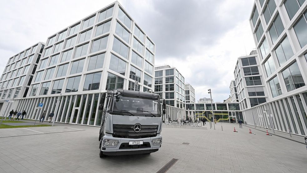 Daimler Truck will die Kosten in Deutschland senken. Foto: Bernd Weißbrod/dpa