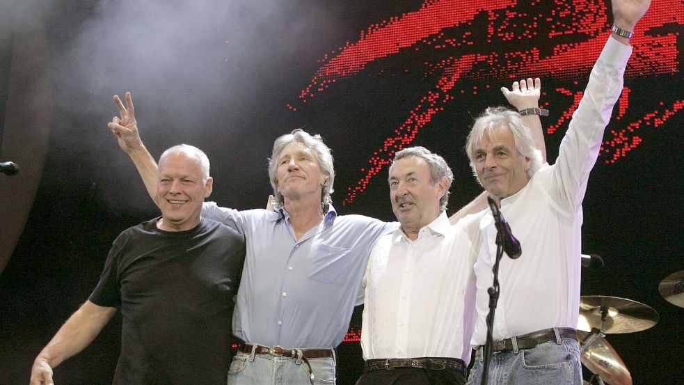 Die Bandmitglieder bei einer historischen Wiedervereinigung im Jahr 2005. Mit einer neu aufgelegten Version ihres legendären Musikfilms landet die Band ihr mittlerweile achtes Nummer-eins-Album. Foto: Hubert Boesl/dpa