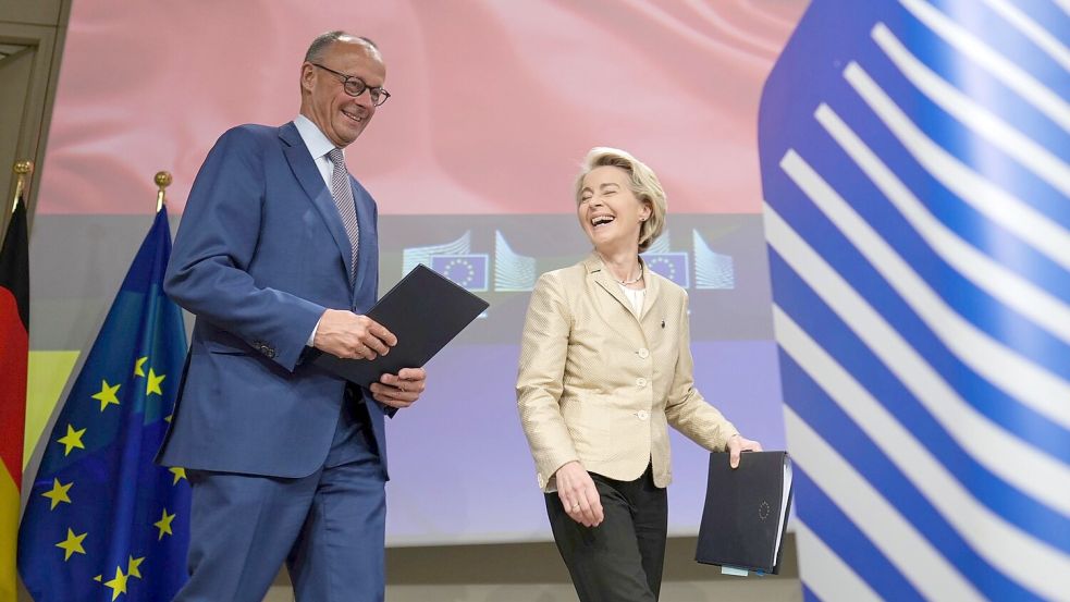 Bundeskanzler Friedrich Merz (CDU) und EU-Kommissionspräsidentin sowie Parteikollegin Ursula von der Leyen treten bei ihrer Pressekonferenz zuversichtlich auf. Foto: Virginia Mayo/AP/dpa