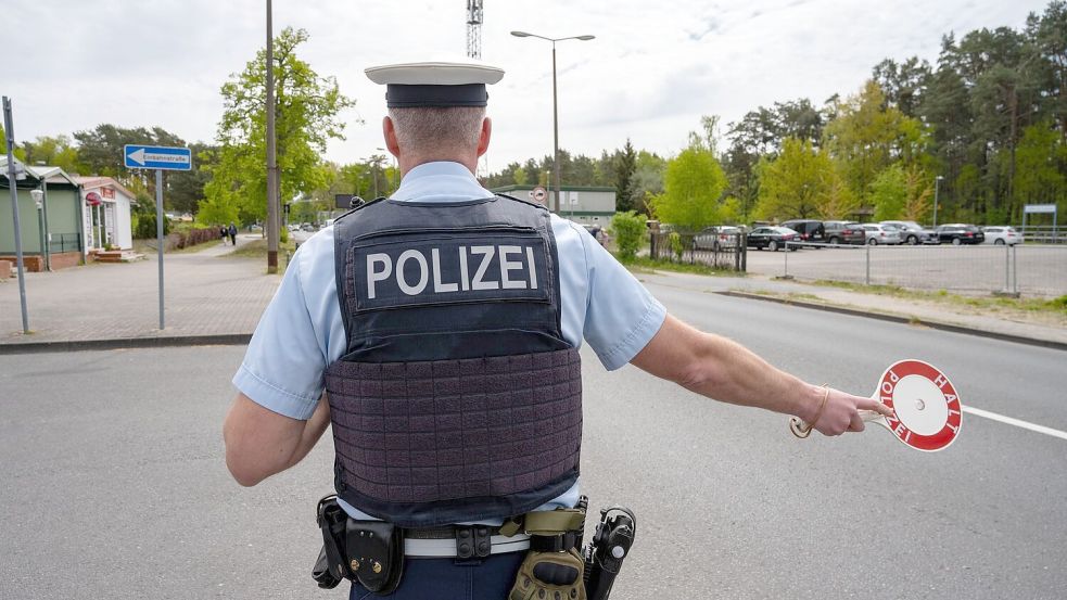 Polizisten führen an der deutsch-polnischen Grenze im Kreis Vorpommern-Greifswald Kontrollen durch. Foto: Stefan Sauer/dpa