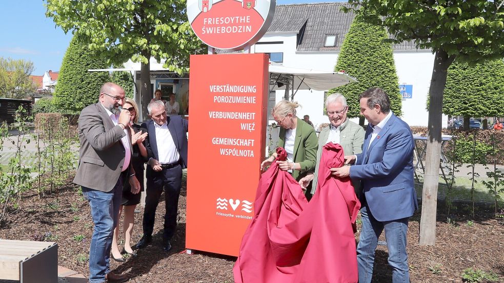 Durch die Bürgermeister und Vertreter der Städte Friesoythe und Swiebodzin wurde die Stele auf dem neuen Swiebodzin-Platz am Ende der Moorstraße feierlich enthüllt. Foto: Passmann