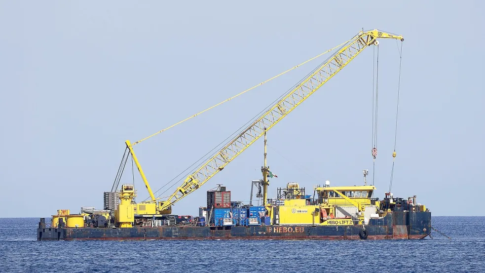 Das riesige Schiff, das vor der italienischen Mittelmeerinsel in etwa 50 Metern Tiefe liegt, soll bis Mitte Juni nach oben gebracht werden. Foto: Alberto Lo Bianco/LaPresse via ZUMA Press/dpa