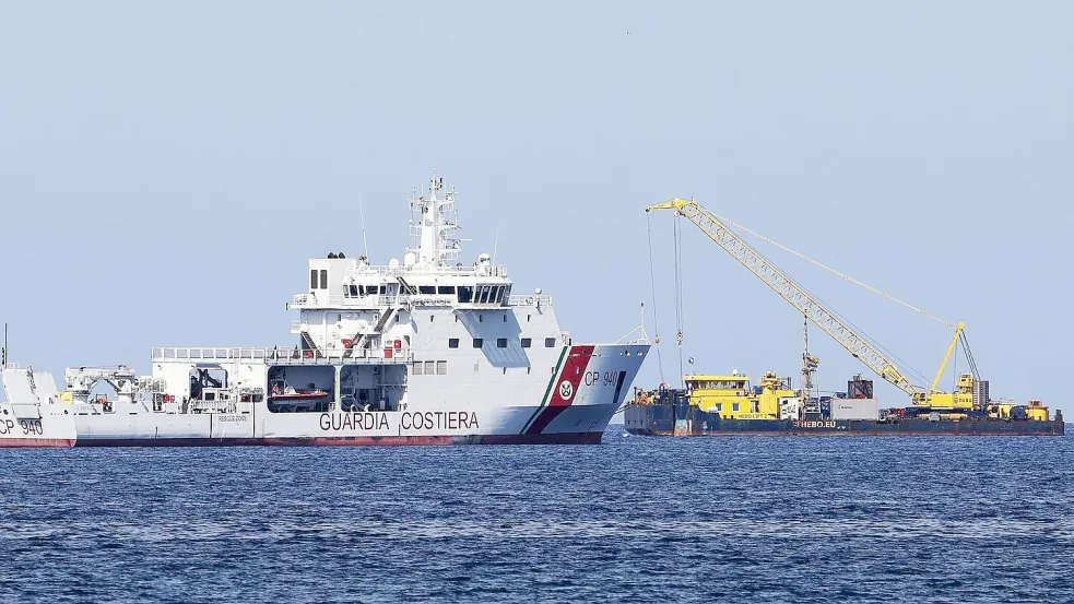 Bei dem Manöver kommt auch ein schwimmender Kran zum Einsatz. Es gilt als extrem kompliziert. Die Kosten werden auf mehrere Millionen Euro geschätzt. Foto: Alberto Lo Bianco/LaPresse via ZUMA Press/dpa