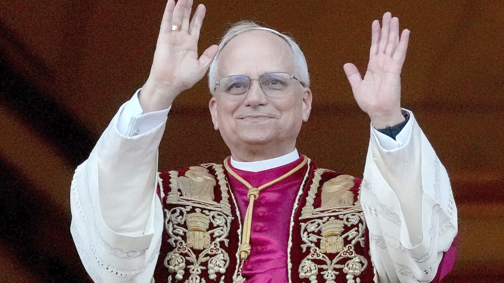 Der neu gewählte Papst Leo XIV., der US-Amerikaner Robert Prevost, grüßt nach dem Konklave auf dem Balkon des Petersdoms im Vatikan. Foto: dpa/AP/Andrew Medichini