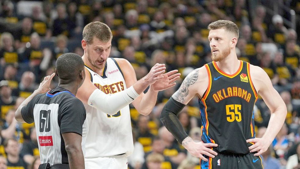 Isaiah Hartenstein (r.) verbuchte für die Oklahoma City Thunder zehn Punkte gegen die Denver Nuggets. Foto: Kyle Phillips/AP/dpa