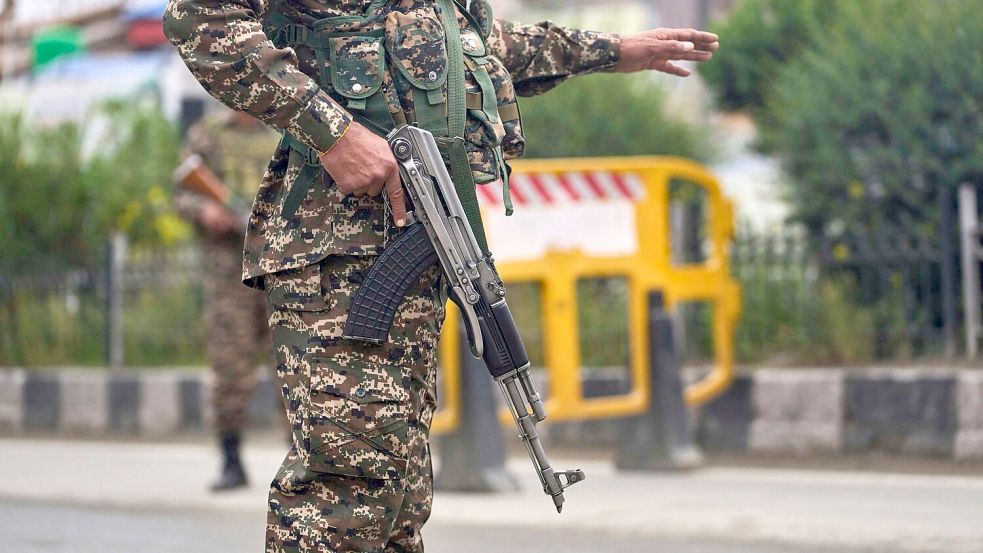 Im aufgeheizten Konflikt zwischen Indien und Pakistan sollen die Waffen wieder schweigen. Foto: Dar Yasin/AP/dpa