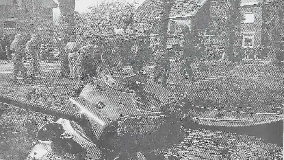 Auch wenn ein Fehnkanal diesen kanadischen Panzer stoppte, war der Vormarsch der alliierten Bodentruppen im Mai 1945 nicht mehr aufzuhalten. Foto: Verlag Schuster / Dieter Simon