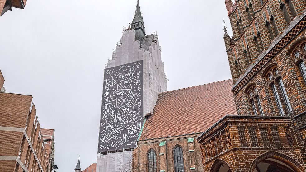 Anfang dieses Jahres schmückt ein Kunstwerk von Sebastian Peetz die Marktkirche in Hannover – und seit ein paar Tagen auch ungewolltes Graffiti. Foto: IMAGO / Bernd Günther