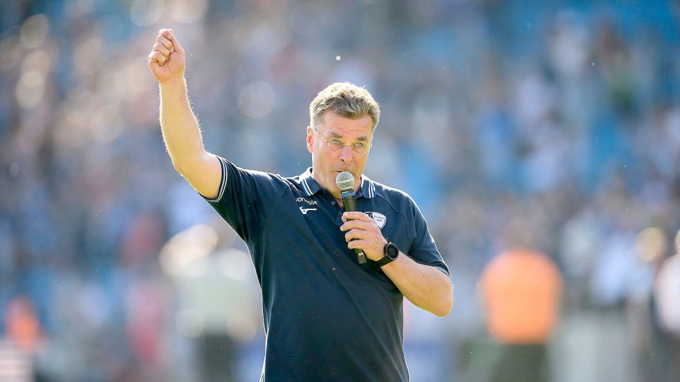 Sprach nach dem Spiel zu den Fans: Bochums Trainer Dieter Hecking. Foto: Anke Waelischmiller/dpa