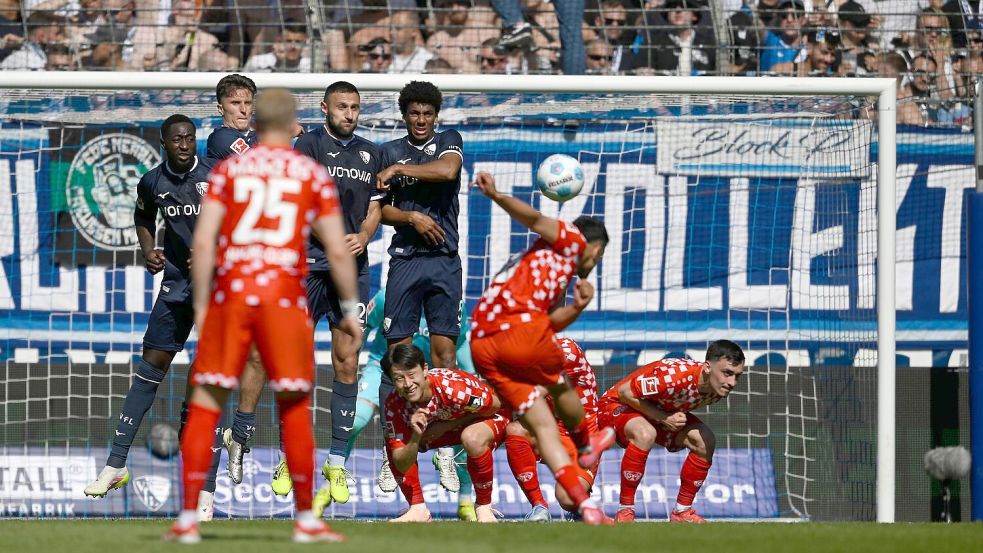 Präzisionsarbeit: Amiri zielt beim 1:0 für Mainz ganz genau. Foto: Anke Waelischmiller/dpa