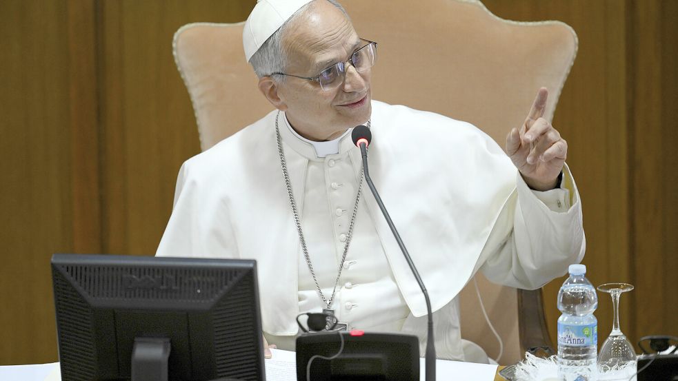 Papst Leo XIV. trifft das Kardinalskollegium in der Neuen Synodenhalle im Vatikan. Foto: dpa/Vatican media via AP