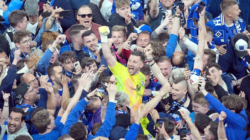 Mitten unter den Fans: HSV-Torwart Daniel Heuer Fernandes Foto: Marcus Brandt/dpa