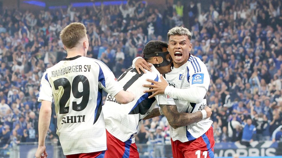 Tor zum 2:1: Hamburgs Ransford Königsdörffer (r) jubelt mit seinen Teamkollegen. Foto: Christian Charisius/dpa
