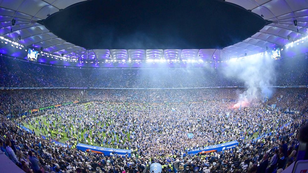 Direkt nach dem Abpfiff stürmten die HSV-Fans auf den Platz des Volksparkstadions. Foto: Witters GmbH