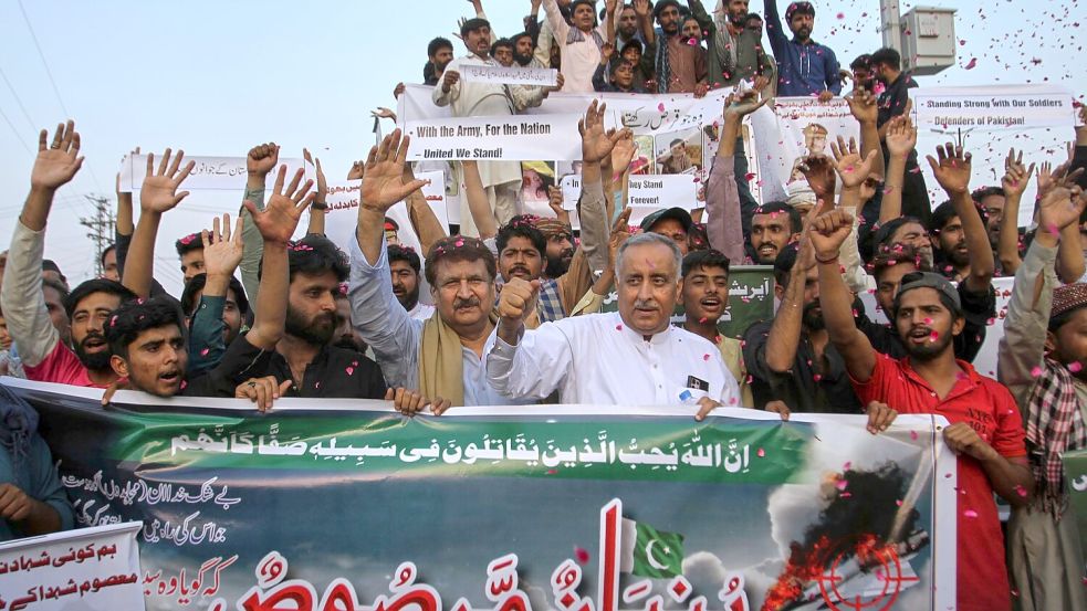 Jubelszenen gab es auch in Pakistan. Foto: Asim Tanveer/AP/dpa