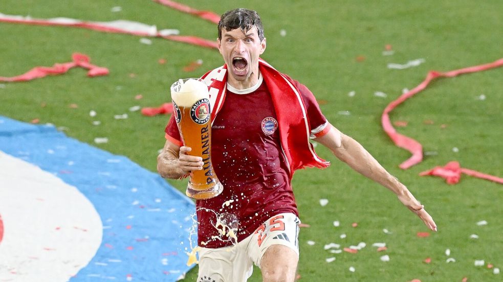 Auch Thomas Müller verabschiedet sich mit Bierduschen. Foto: Sven Hoppe/dpa
