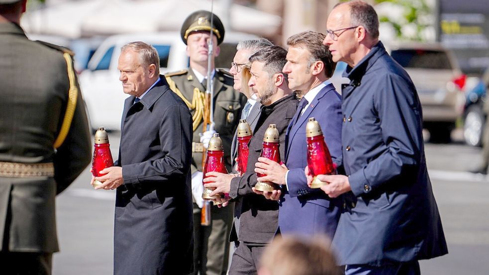 Bei ihrem Besuch in Kiew gedachten die Staats- und Regierungschefs auch der Opfer des russischen Angriffskriegs. Foto: Kay Nietfeld/dpa