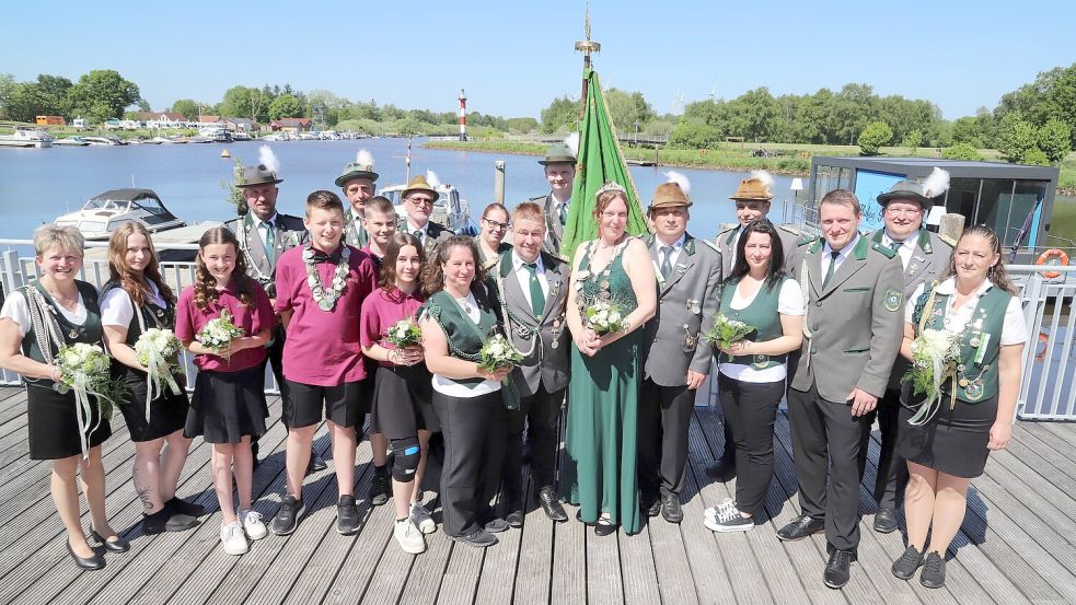 Die neuen Königshäuser des KK Schützenvereins Barßelermoor strahlten auf dem Schützenfest mit der Sonne um die Wette. Bild: C. Passmann