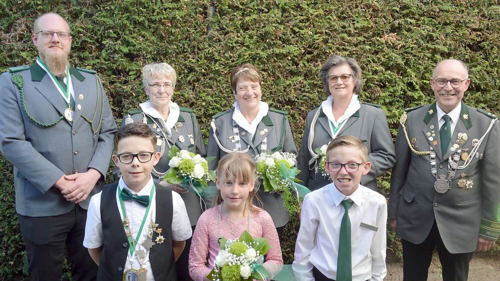 Das neue Königshaus des Schützenverein „Gut Schuss“ Folmhusen stellte sich nach der Proklamation zum obligatorischen Foto auf: (hintere Reihe von links) Thomas Bildhauer, Gisela Ammersken, die neue Schützenkönigin Elisabeth Lünemann, Gunda Baumann-Laaken, der neue Schützenkaiser Herwig Kluin sowie (vordere Reihe von links) Finn-Luka Lay, Mia Höger und Marvin Höger. Foto: Holger Weers