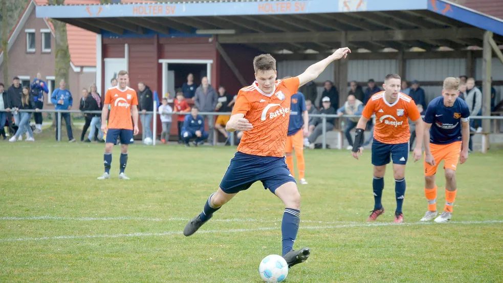 Holtes Lucas Möhlmann scheiterte mit einem Foulelfmeter an Loquards Torhüter. Archivfoto: Holger Weers