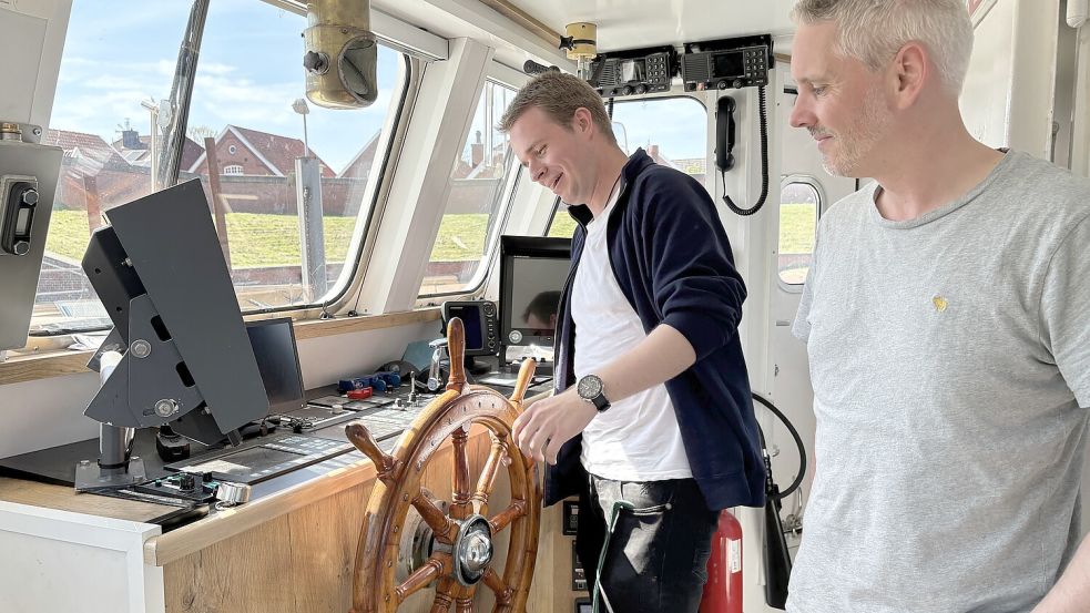Decksmann Sebastian Galts (links) kann viel erzählen. Ulrich Schmunkamp, Koordinator der Internationalen Dollard-Route, hört interessiert zu. Foto: Oliver Bär