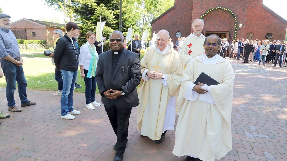 Vom Gotteshaus ging es zum Canisiushaus, wo der Empfang stattfand (von links): Clement Akinseloyin, Paul Horst, Ludger Fischer und Asir Rajendran. Foto: Hans Passmann