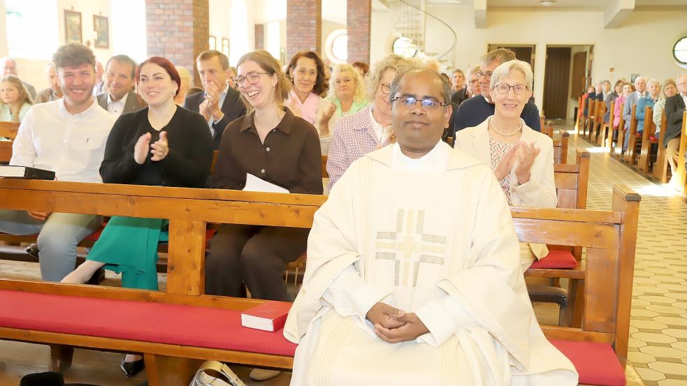 Bewegende Momente für den scheidenden Saterländer Pfarrer Asir Rajendran im Dankgottesdienst. Es zieht ihn in sein Heimatland Indien zurück. Foto: Hans Passmann