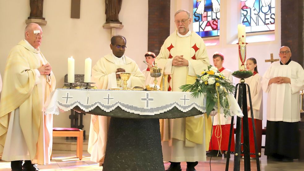 Zum letzten Mal am Altar im Saterland: Pfarrer Asir Rajendran (Mitte), begleitet von den Pfarrern Paul Horst (links) und Ludger Fischer. Foto: Hans Passmann