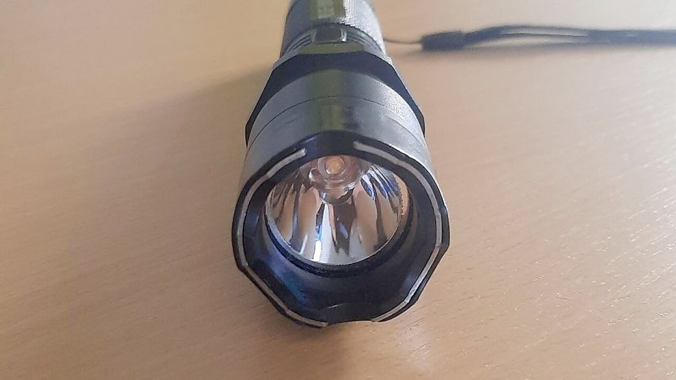 Einen als Taschenlampe getarnten Elektroschocker hat die Bundespolizei am Flughafen Bremen im Handgepäck gefunden. Foto: Bundespolizei