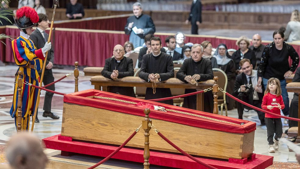 „Er war ie ein Freund der spekulativen Theologie“: Blick auf den Sarg des verstorbenen Papstes Franziskus im Petersdom. Foto: dpa/Oliver Weiken