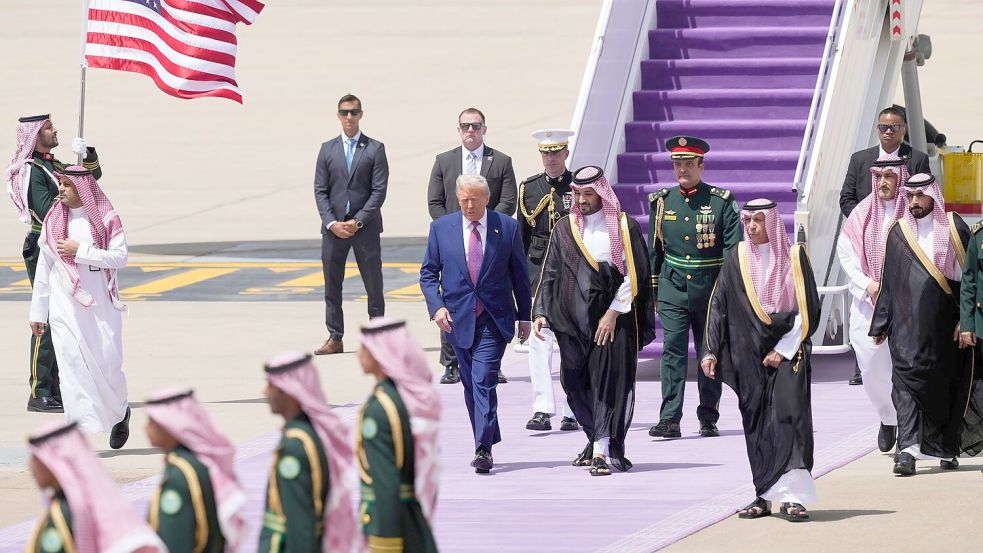 In Riad trifft Donald Trump auf einen mächtigen Mann, der zwar nur genau halb so alt ist wie er, mit dem ihn ansonsten aber einiges verbindet: Saudi-Arabiens Thronfolger Mohammed bin Salman. Foto: Alex Brandon/AP/dpa