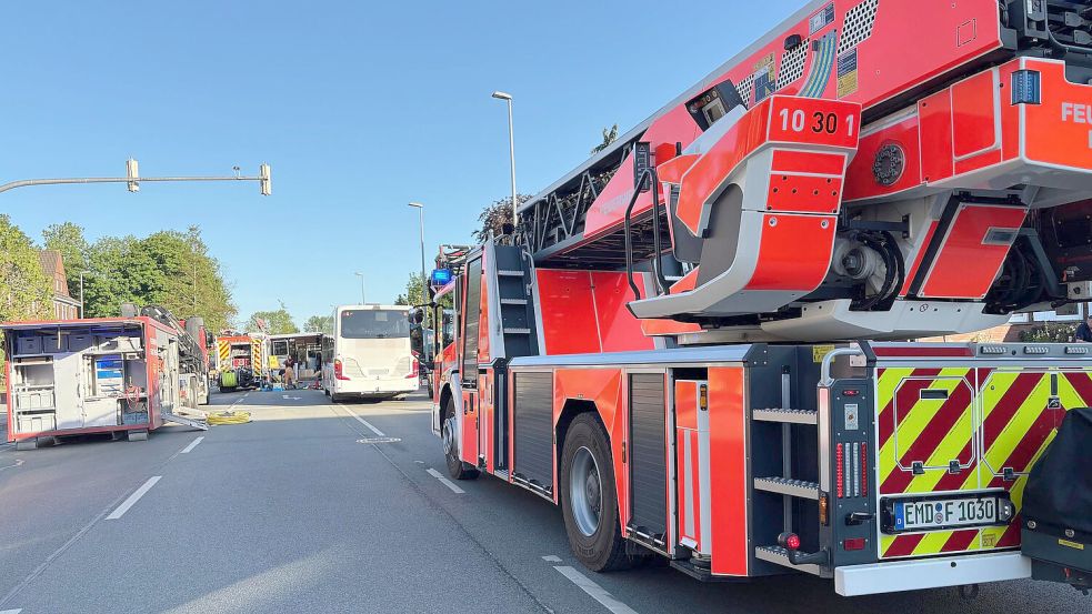 Die Petkumer Straße in Emden wurde nach einem schweren Unfall am Montagabend gesperrt. Ein Bus (hinten) hat beim Abbiegen einen Motorradfahrer übersehen. Der vordere Bus war beim Unfall nicht beteiligt. Foto: Stephanie Schuurman