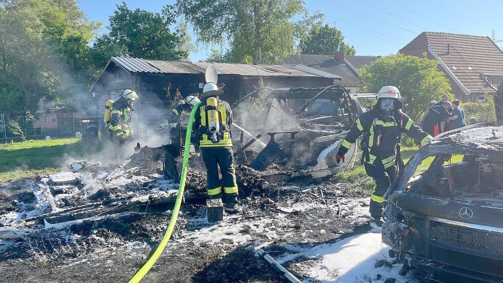 Unter Atemschutz löschte die Feuerwehr Westrhauderfehn den Brand. Foto: Freiwillige Feuerwehr Westrhauderfehn
