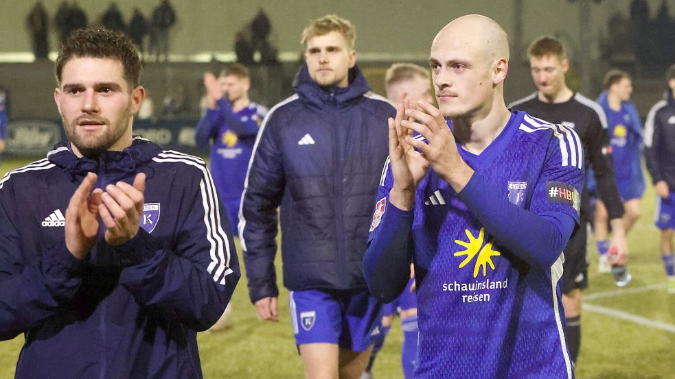 Tim Dietrich (rechts) spielt eine starke Saison für Kickers Emden. Foto: Doden, Emden