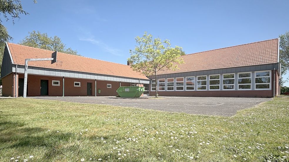 Die frühere Grundschule in Burlage. Sie ist seit vielen Jahren geschlossen. Nun wird über die Eröffnung einer neuen Südschule diskutiert. Fotos: Henrik Zein