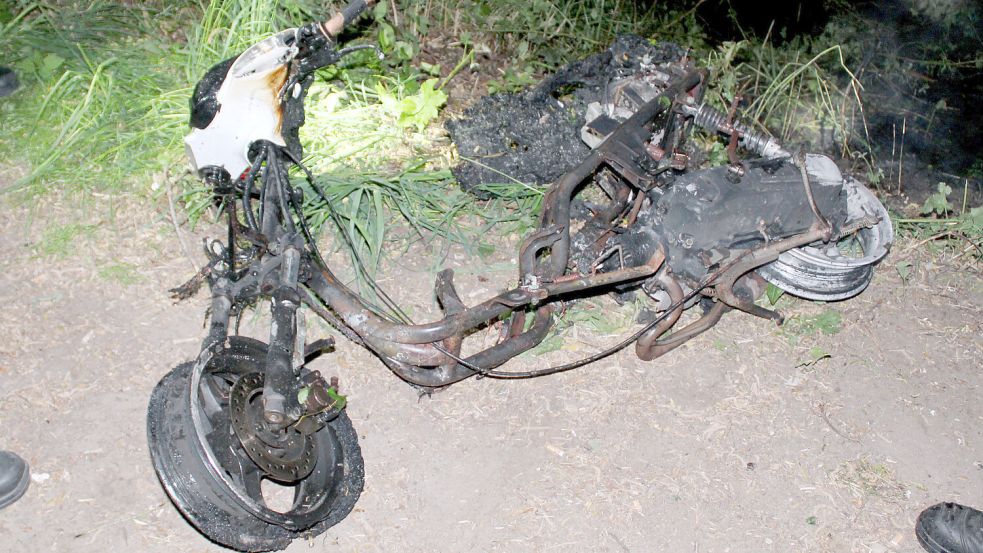 Der Motorroller, der in einem Wäldchen in Weener brannte, war nach dem Feuer komplett zerstört. Foto: Joachin Rand/Feuerwehr Weener