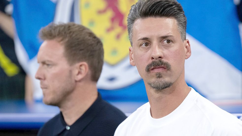 Sandro Wagner (r) hat mehrere Optionen für seine Zukunft. Foto: Sven Hoppe/dpa
