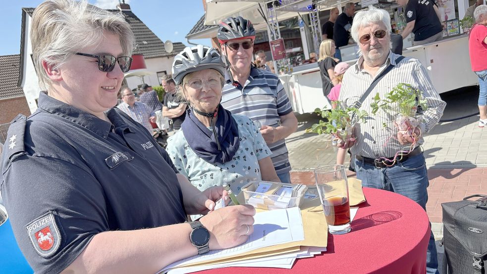 Andrea Meiners von der Polizei in Ostrhauderfehn nahm Daten für die Fahrradregistrierung auf. Ein Service, den viele Gäste nutzten. Foto: Marion Janßen
