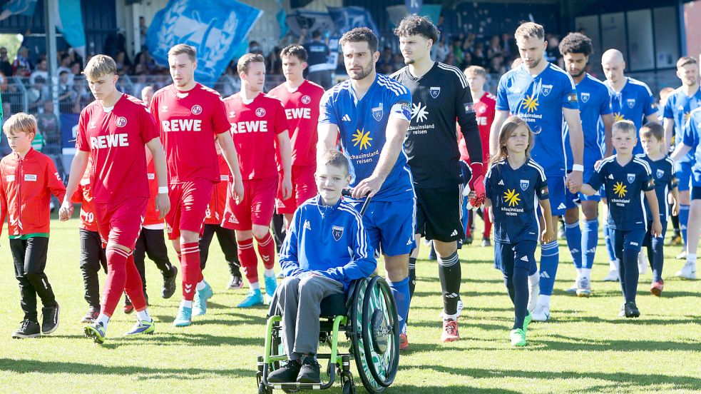 Jannes Kreklau wurde am Samstag von Kickers-Kapitän Tido Steffens vor dem Anstoß des Regionalliga-Spiels gegen Norderstedt auf den Rasen des Ostfriesland-Stadions geschoben. Foto: Doden, Emden