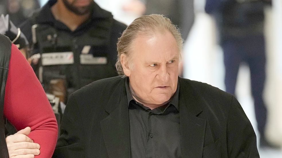 Eine Ausstatterin und eine Regieassistentin warfen Depardieu vor, sie unsittlich berührt zu haben. (Archivbild) Foto: Aurelien Morissard/AP/dpa