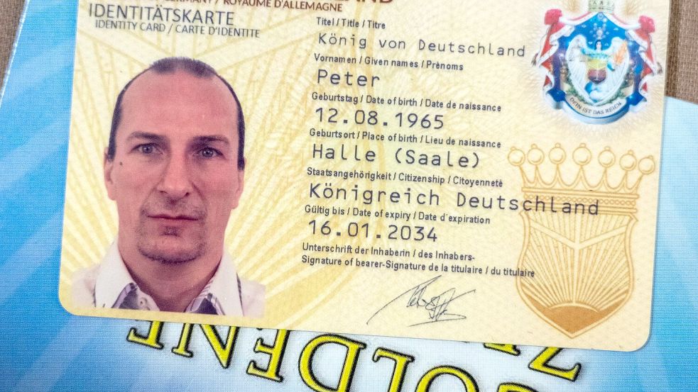 Die Vereinigung stellte auch eigene Fantasiedokumente aus. (Archivfoto) Foto: Hendrik Schmidt/dpa