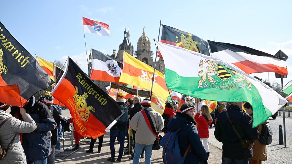 Im März hatten sich Hunderte Menschen aus der sogenannten Reichsbürgerszene vor dem Schweriner Schloss versammelt. (Archivfoto) Foto: Philipp Dulian/dpa